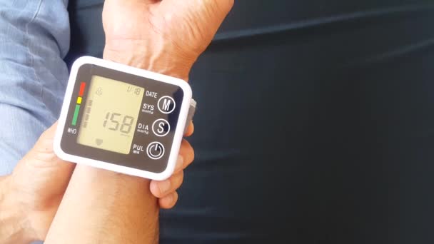 在家里用便携式仪器测量你的血压以检查你的健康状况 这个装置显示出很高的压力值 — 图库视频影像