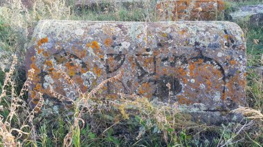 Antik Ermeni mezarlığı. 1800 'lerin Christian Grave' i. Gömme yeri. Mezar taşı oyulmuş. Çok eski taşlardan. Eski dünyanın anısına bir anıt. Tarihsel bellek.