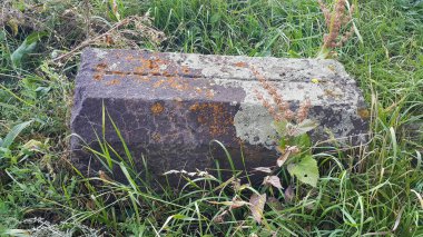 Antik Ermeni mezarlığı. 1800 'lerin Christian Grave' i. Gömme yeri. Mezar taşı oyulmuş. Çok eski taşlardan. Eski dünyanın anısına bir anıt. Tarihsel bellek.