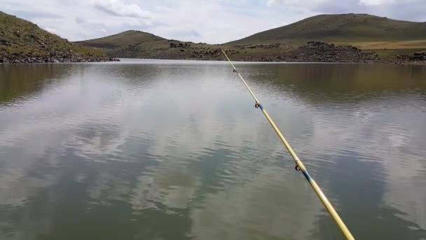 Horgászat Tóban Horgászbot Hátterében Vize Higgadtan Mozog Halászat Fogalma Háttér — Stock videók