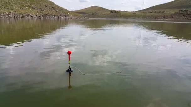 釣りは水の中に浮かんでいます 湖でのレクリエーション 釣りの概念 釣り道具だ 趣味と娯楽 — ストック動画