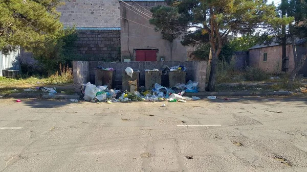 Latas Lixo Estão Cheias Lixo Todo Lixo Está Espalhado Chão — Fotografia de Stock