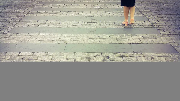 Dívčí Noha Přecházející Chodník Kamenů Dlážděná Cesta Přechod Přes Silnici — Stock fotografie