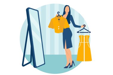 Kız elinde kıyafetlerle aynanın önünde duruyor.