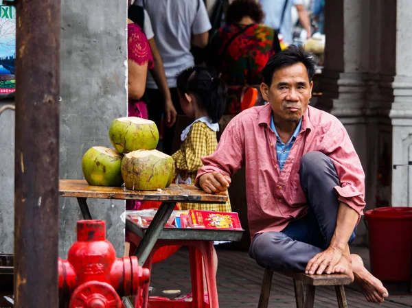 Haikou, Hainan, Çin - Mar 2 2019 - Kok satan bir sokak satıcısı