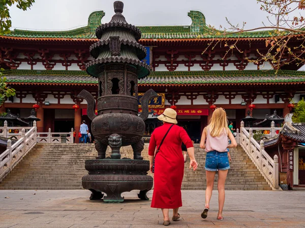 NANSHAN CULTURAL PARK, HAINAN, CHINA - 5 MAR 2019 - Two caucasia — Stock Photo, Image