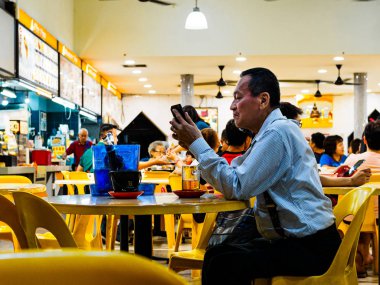 Singapur-17 Mar 2019-ofis atire enjo bir orta yaşlı adam