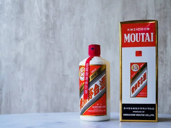 Orijinal ambalajın yanında bir şişe Maotai Baijiu liqour