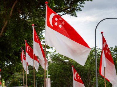 SINGAPORE 17 HAZİRAN 2020 Boş perakende satış mağazaları Singapur şehir merkezindeki terk edilmiş şehir kapısı alışveriş merkezinde kiralık levhalarla