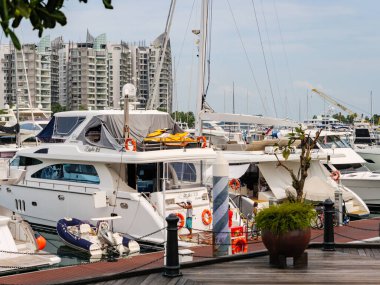 SINGAPORE 17 HAZİRAN 2020 Boş perakende satış mağazaları Singapur şehir merkezindeki terk edilmiş şehir kapısı alışveriş merkezinde kiralık levhalarla