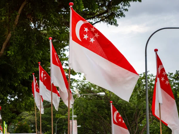 SINGAPORE 17 HAZİRAN 2020 Boş perakende satış mağazaları Singapur şehir merkezindeki terk edilmiş şehir kapısı alışveriş merkezinde kiralık levhalarla