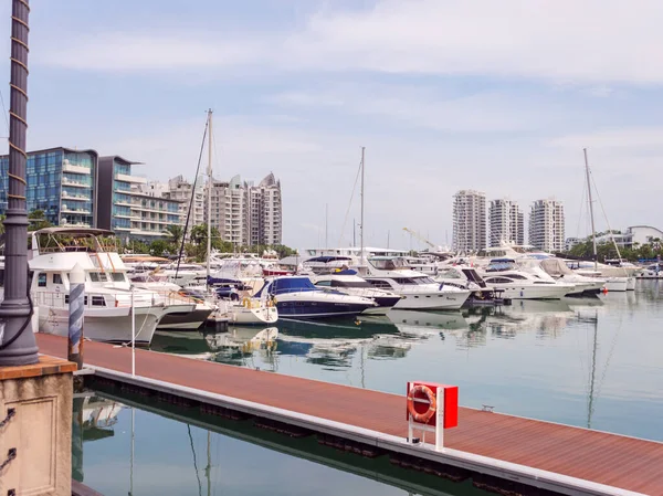 SINGAPORE 17 HAZİRAN 2020 Boş perakende satış mağazaları Singapur şehir merkezindeki terk edilmiş şehir kapısı alışveriş merkezinde kiralık levhalarla