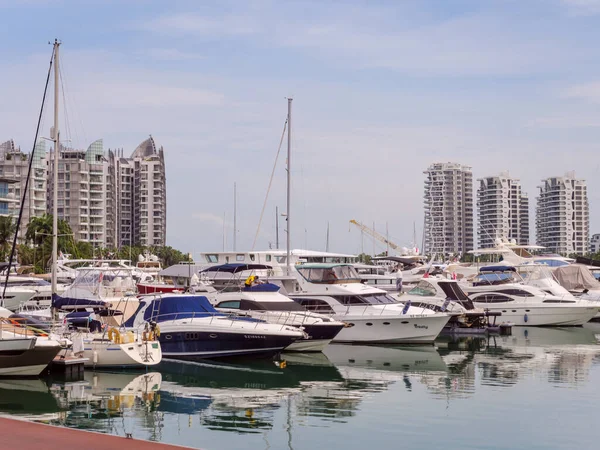 SINGAPORE 17 HAZİRAN 2020 Boş perakende satış mağazaları Singapur şehir merkezindeki terk edilmiş şehir kapısı alışveriş merkezinde kiralık levhalarla