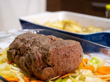Geleneksel bir Pazar Kızartması yemeği. Kızarmış biftek ve patates. Köy mutfağında kontrol edilmiş masa örtüsü.