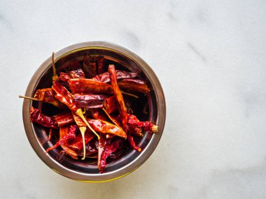 Kurutulmuş kırmızı biberleri beyaz arkaplanda fotokopi alanı ile kapat