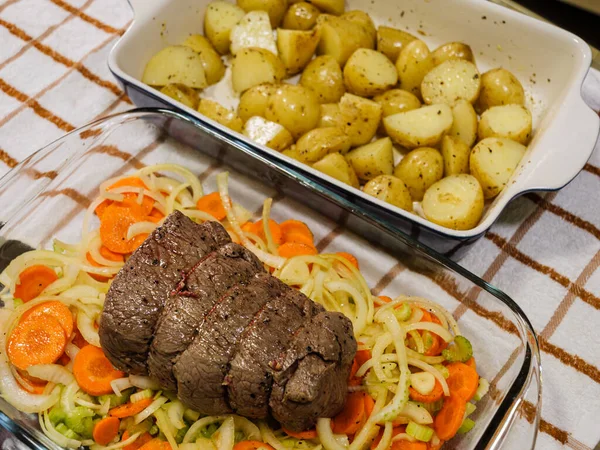 Geleneksel bir Pazar Kızartması yemeği. Kızarmış biftek ve patates. Köy mutfağında kontrol edilmiş masa örtüsü.