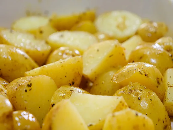 Macro Close Batatas Cozidas Fatiadas Temperadas Com Ervas Azeite Antes — Fotografia de Stock