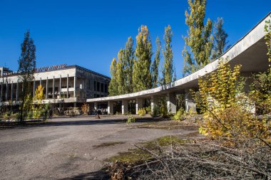 Chornobyl bölge terk edilmiş binalarda. Güneşli autemn gün
