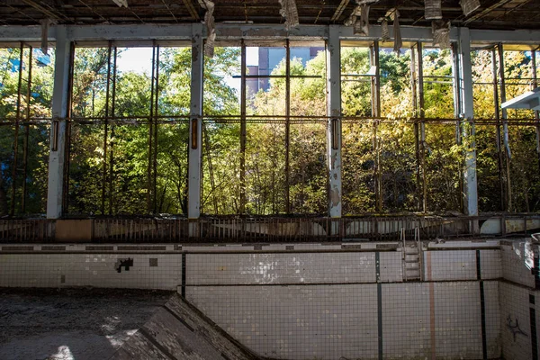Заброшенный Бассейн Окон Чернобыльской Зоне — стоковое фото
