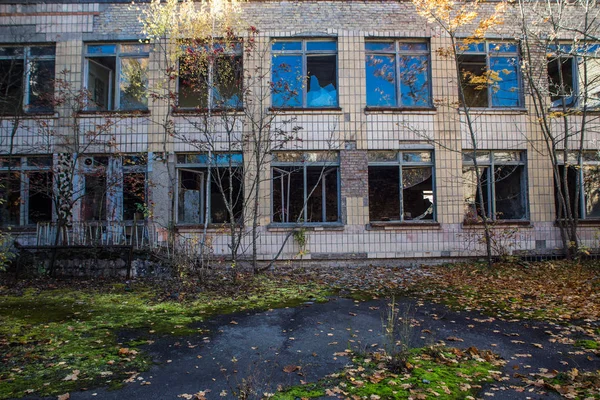Scuola Abbandonata Con Finestre Rotte Nella Zona Chornobyl — Foto Stock
