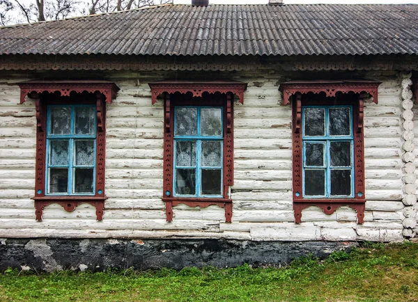Casa privat velha de madeira com janelas na Ucrânia — Fotografia de Stock