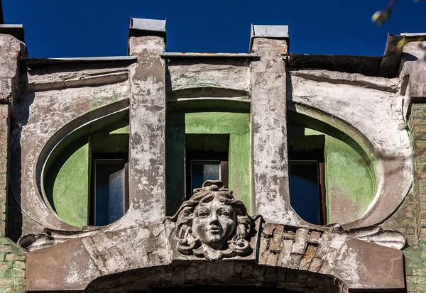 Kiev'de binanın cephesinde terk edilmiş maskara