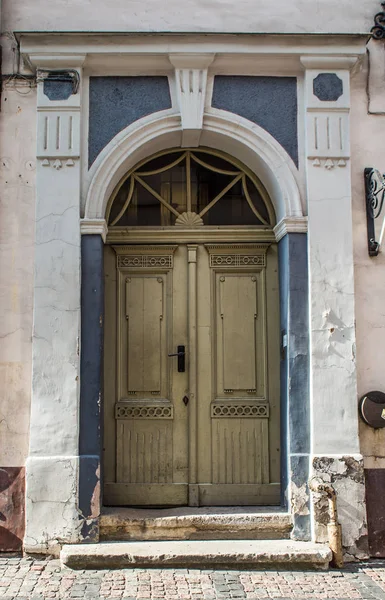 Античная зеленая дверь — стоковое фото