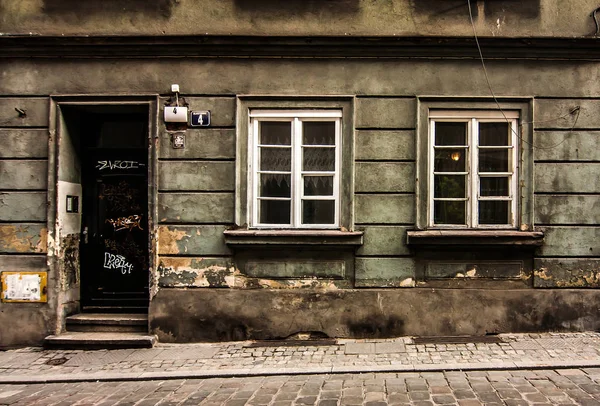 Fachada abandonada na cidade velha — Fotografia de Stock