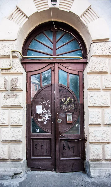Заброшенная деревянная дверь в Киеве — стоковое фото