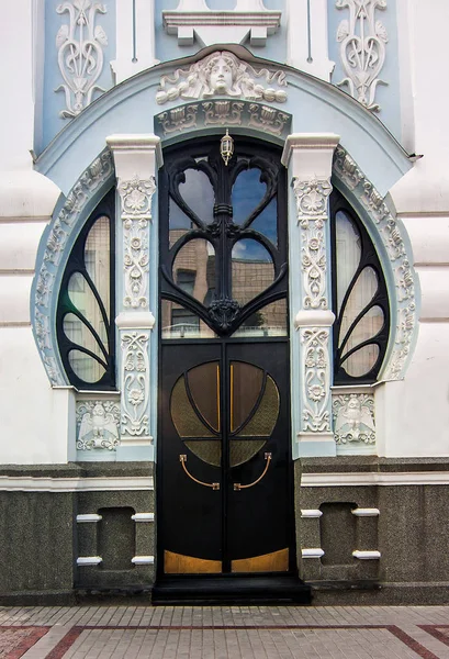 Дверь в стиле модерн в Кропивницком — стоковое фото