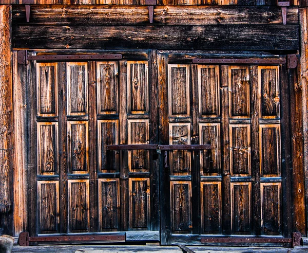 Grote houten poort met slot — Stockfoto