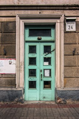 Kiev'de konstrüktivistik yeşil ahşap kapı