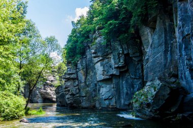 Girsky Tikych'te granit kanyonu