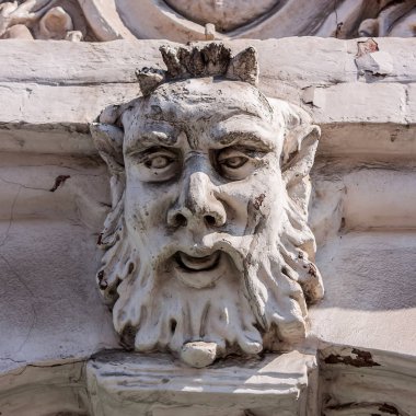 Kiev'de bina üzerinde Satyr Maskara