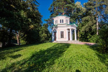 Sofiyivka Park'ta pembe biulding