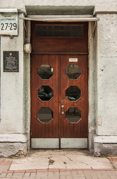 Конструктивная деревянная дверь в Киеве — стоковое фото