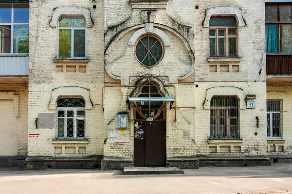 Façade déformée du bâtiment de la sécession à Kiev — Photo