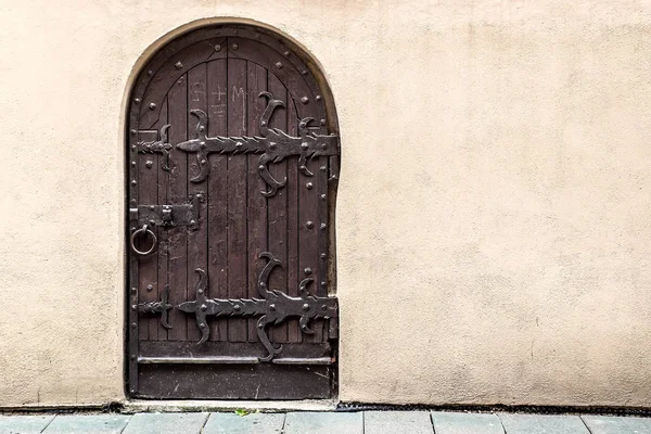 Puerta de madera medieval con elementos forjados — Foto de Stock