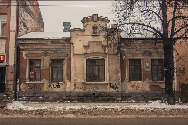 Antiguo edificio abandonado en Ivano-Frankivsk — Foto de Stock