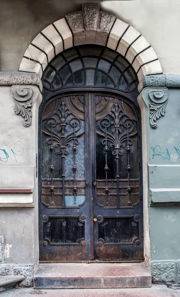 Современная металлическая дверь — стоковое фото