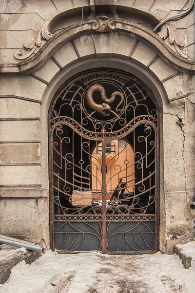 Παλιά μεταλλική πόρτα στο Ιβάνο-Φρανκίφσκ — Φωτογραφία Αρχείου