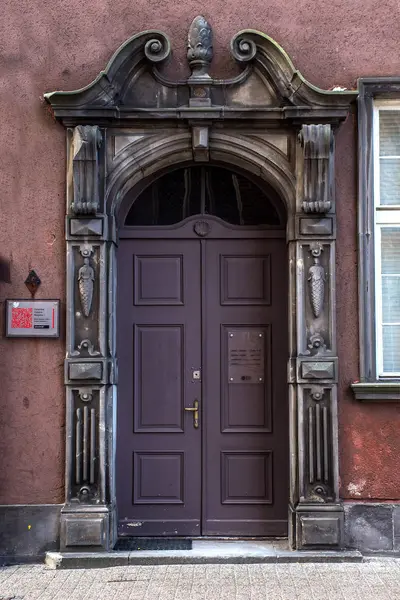 Старый каменный портал в Гданьске — стоковое фото