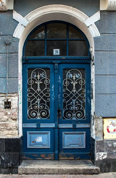 Vecchia porta blu in legno — Foto Stock