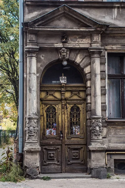 Старая деревянная зеленая дверь — стоковое фото