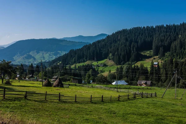 Karpatlarda kırsal contryside görünümü — Stok fotoğraf