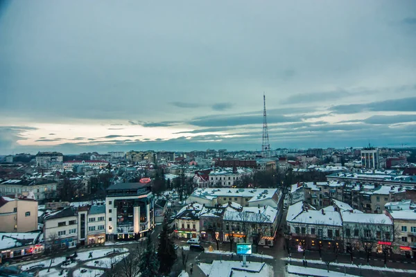 Wintersonnenuntergang in Iwano-Frankiwsk, Ukraine. hohe Ansicht — Stockfoto