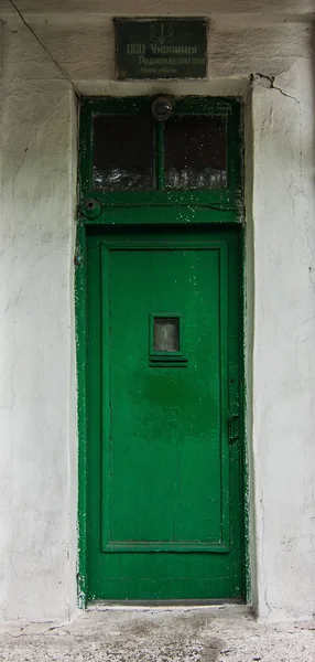 Puerta verde de madera en Mariupol — Foto de Stock