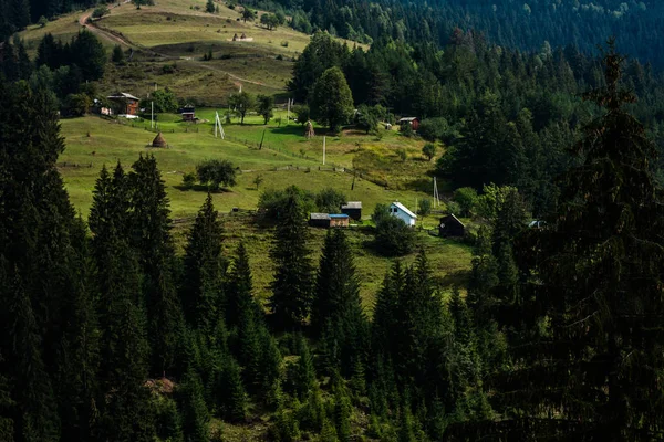 Topputsikt över landsbygden från kullen i Karpaterna — Stockfoto