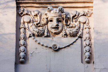 Kiev'de bina üzerinde maske şeklinde Maskara