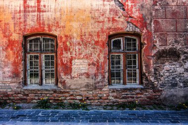 Vilnius 'ta pencereli eski kırmızı tuğla duvarı